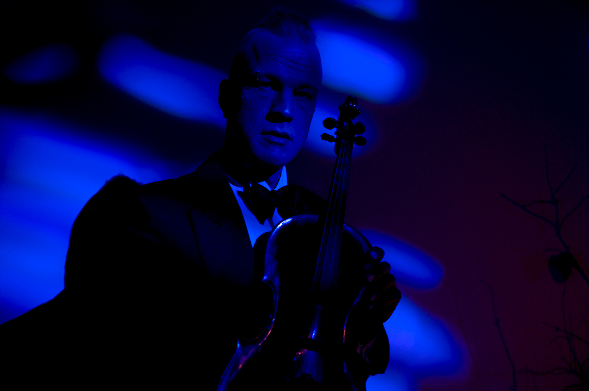 Matti performing